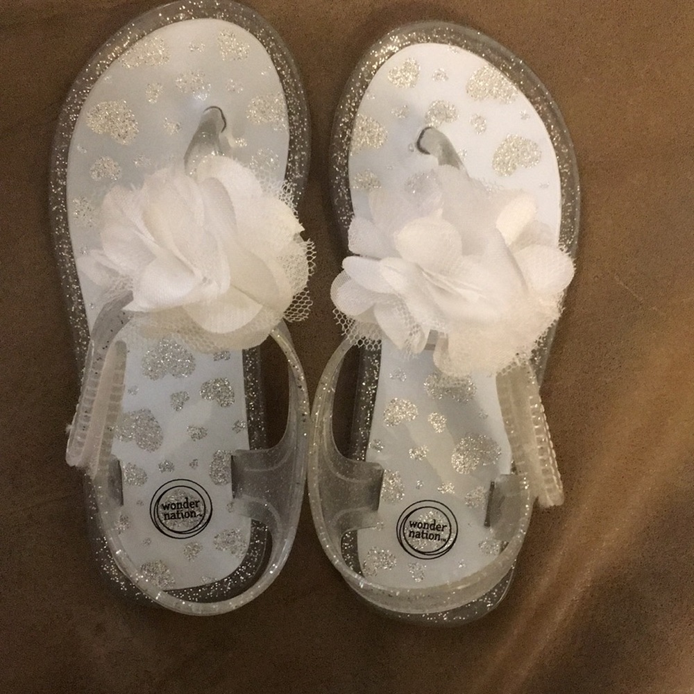 NWT Girls size8 Jelly, adorable White flower, Easy Velcro Closer